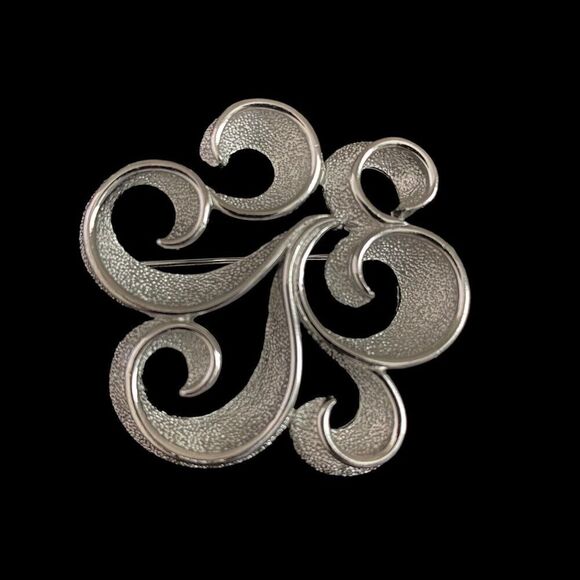 Vintage Trifari Brooch Pin Swirl Textured Silver Tone Signed - Picture 1 of 6